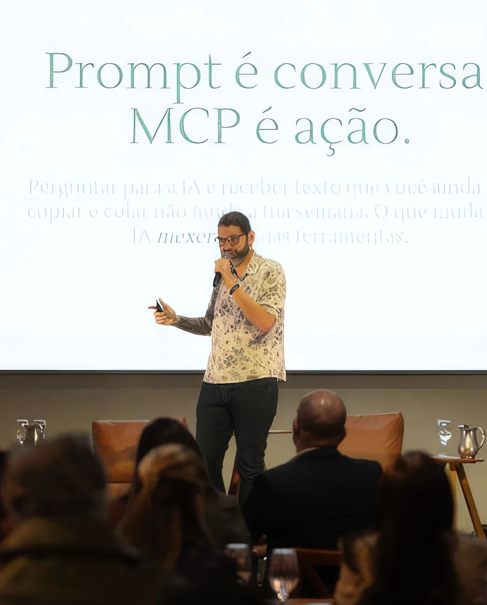 Gui Loureiro diante do slide Prompt é conversa, MCP é ação, com a sala cheia