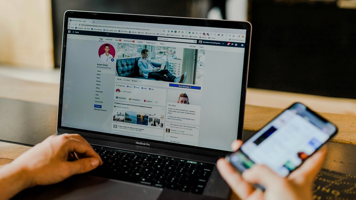 Profissional gerenciando presença em redes sociais em ambiente de trabalho remoto