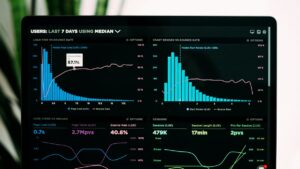 Profissional analisando múltiplos canais de comunicação em monitores simultâneos