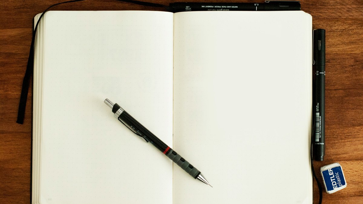 Profissional revisando playbook de marca durante reunião de alinhamento