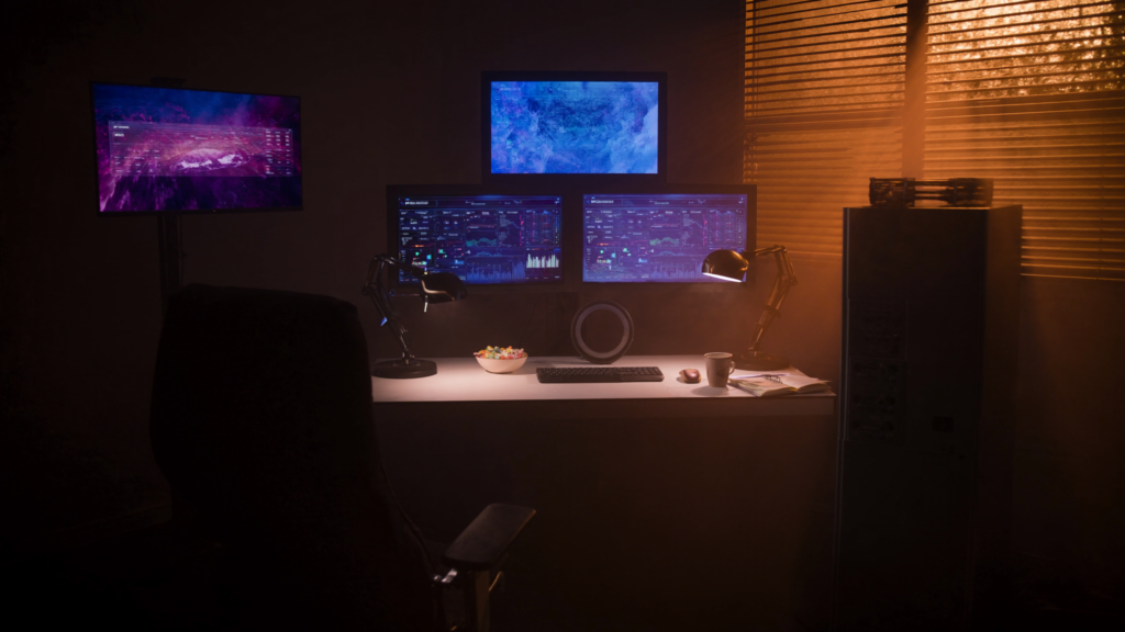 Profissional de marketing analisando dados de first-party em ambiente de trabalho noturno