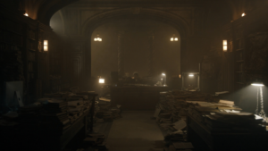Estrategista em biblioteca noturna analisando padrões históricos e dados contemporâneos