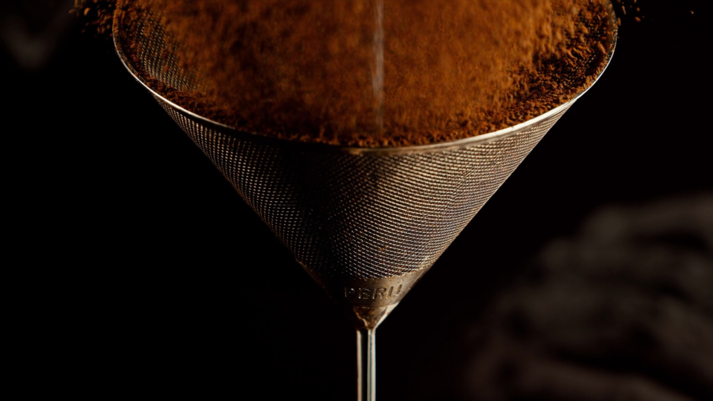 Filtro de café em close macro — fluxo caótico de inputs entrando pelo topo, saída limpa emergindo embaixo — metáfora para workflow de conteúdo assistido por IA do caos à curadoria